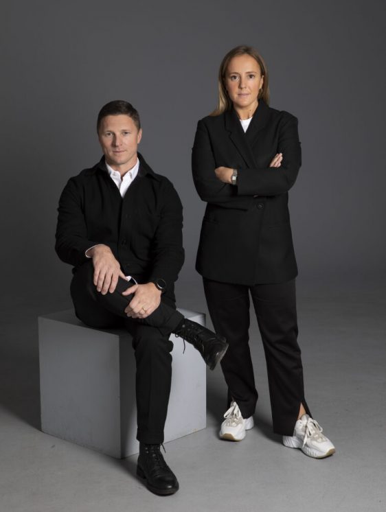 Niclas-och-Laura-färg-1219-1-755x1024